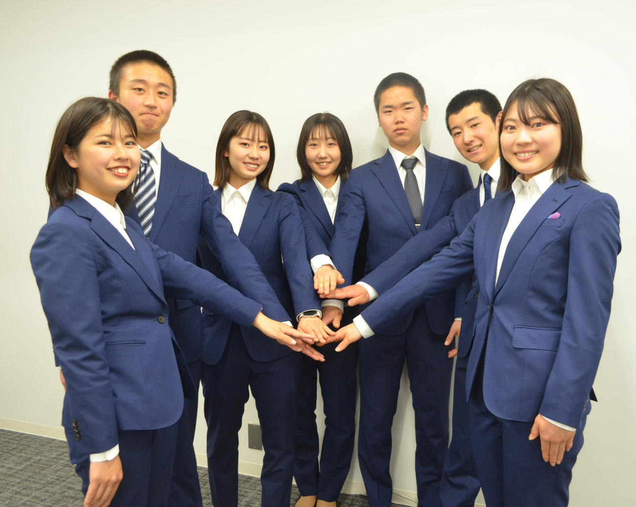 4月に名古屋本社に来社（右端）。左から樋江井舞、牧村俊輝、中村紋夕梨、井沢聖奈、宮崎奏磨、渡辺雄斗