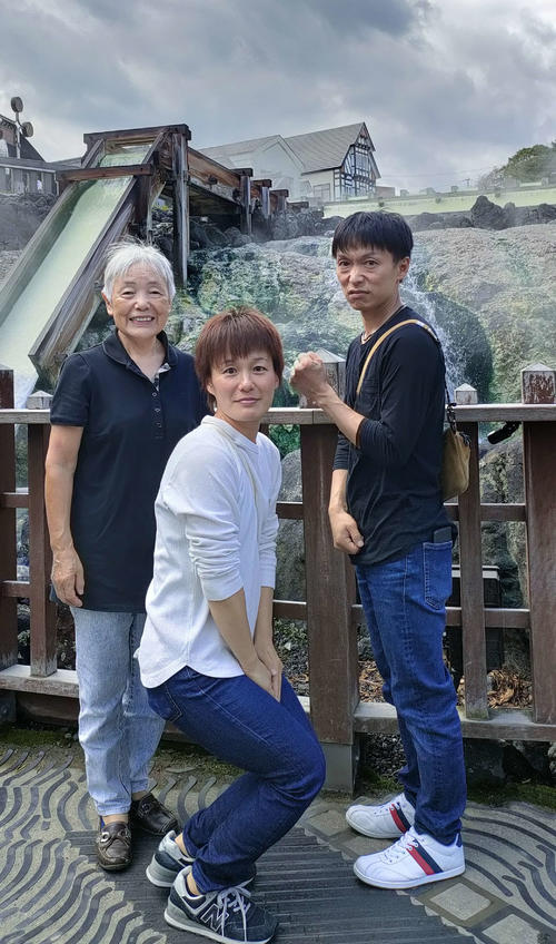 家族で行った温泉旅行での1枚(本人提供)