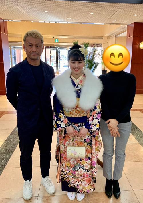 成人式の際に、父で競輪選手の直彦(左)と撮った1枚(本人提供)