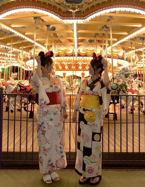 浴衣ディズニーを楽しむ(左から)中曽瑠華と西田和加(本人提供)