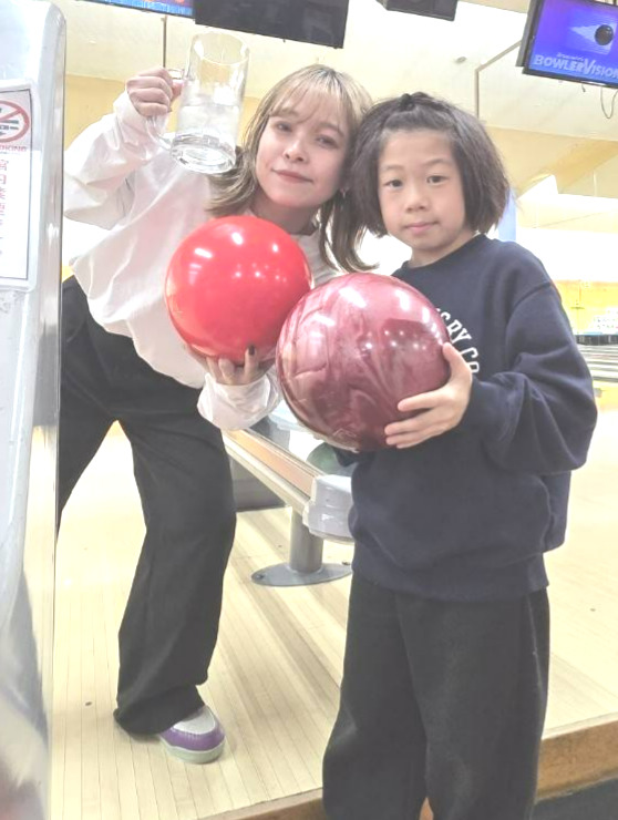 子供とボウリングを楽しむ