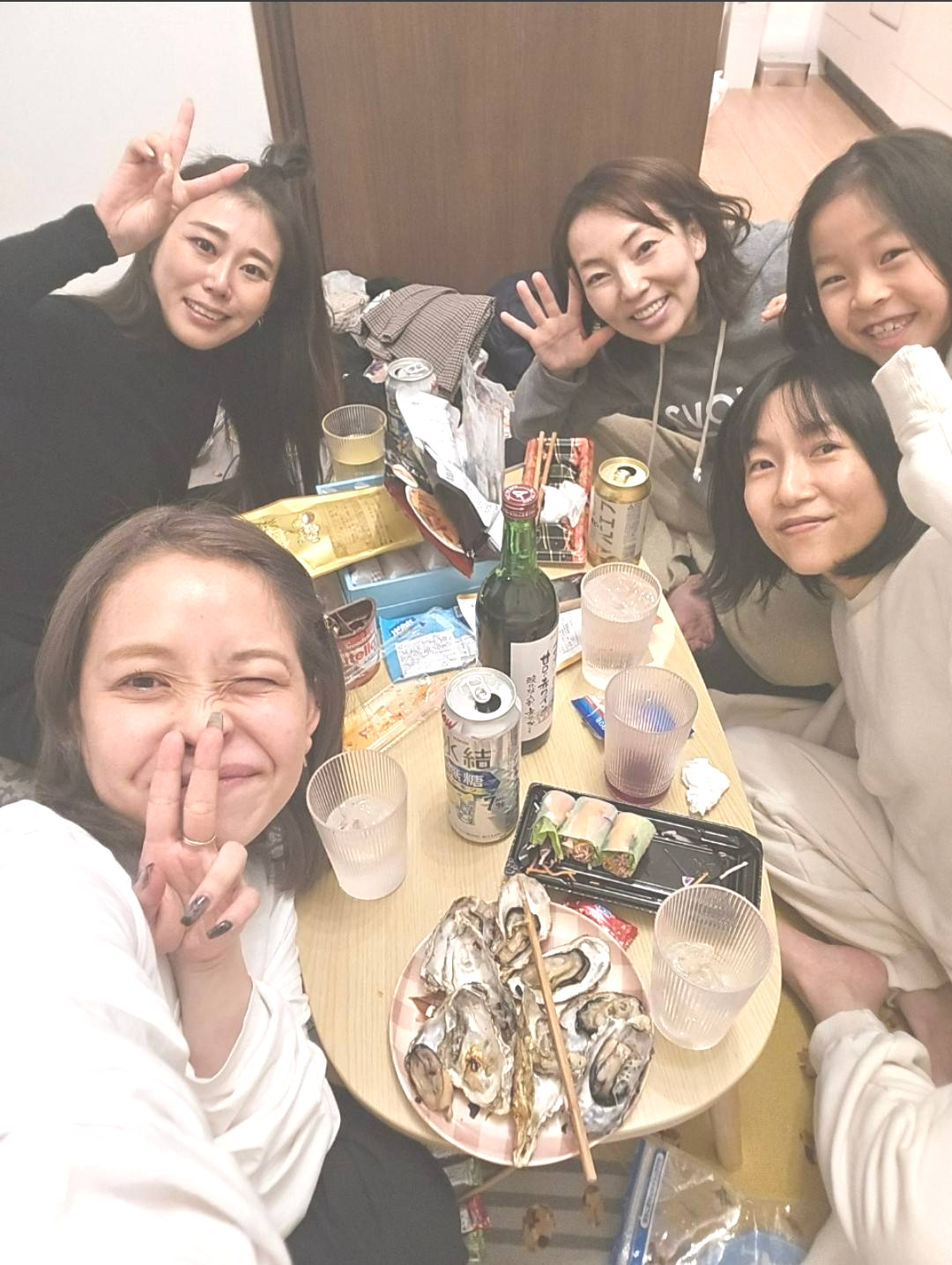 同期との女子会（左から西沢、喜多須杏奈、高田綾、八十岡恵美さん）