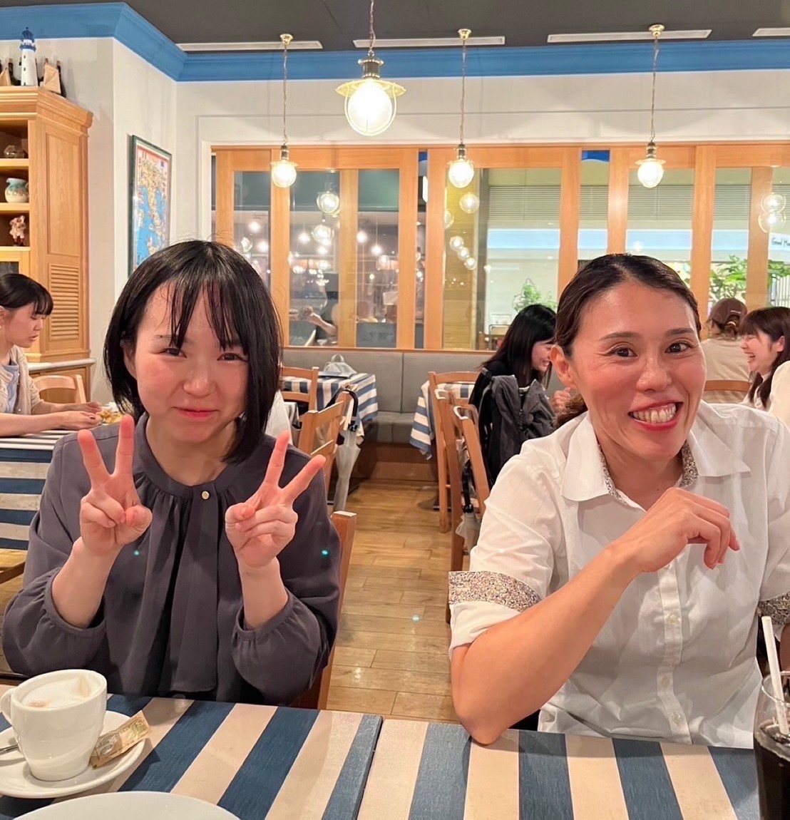 水神祭を祝ってくれた姉弟子の細川裕子（右）と記念撮影（本人提供）