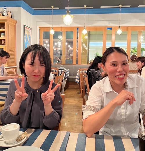 水神祭を祝ってくれた姉弟子の細川裕子(右)と記念撮影(本人提供)