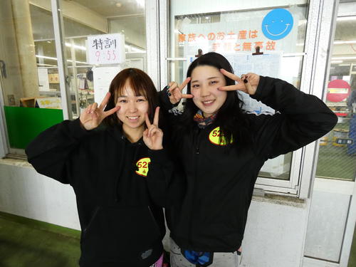 同期で仲良しの南彩寧(右)とポーズ(本人提供)