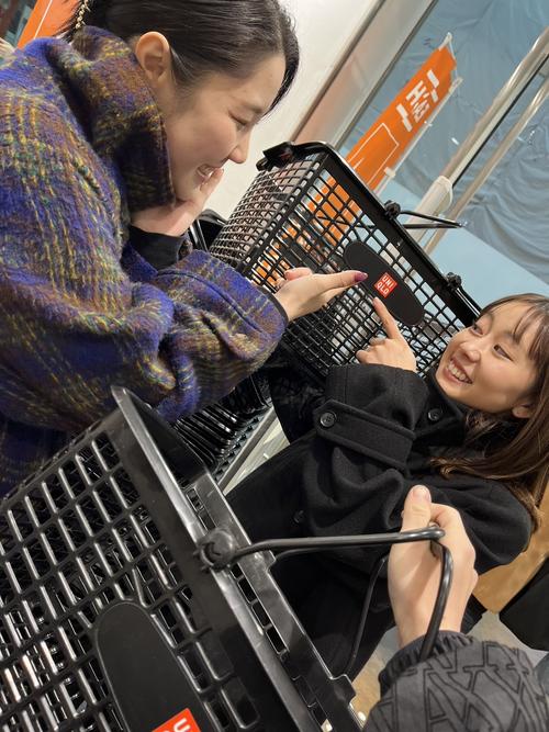 服をコーデしてくれた(左から)同期の南と中村紋夕梨(本人提供)