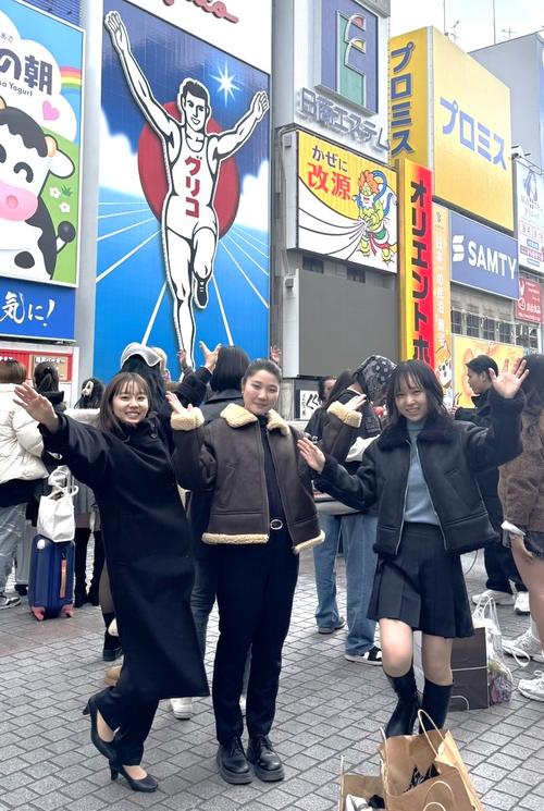 同期がコーデしてくれた服を着て記念撮影。(左から)中村、南、永田(本人提供)
