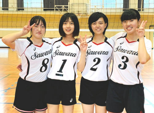 高校3年の卒部前に同級生と撮った1枚（左から3番目が川原愛未）