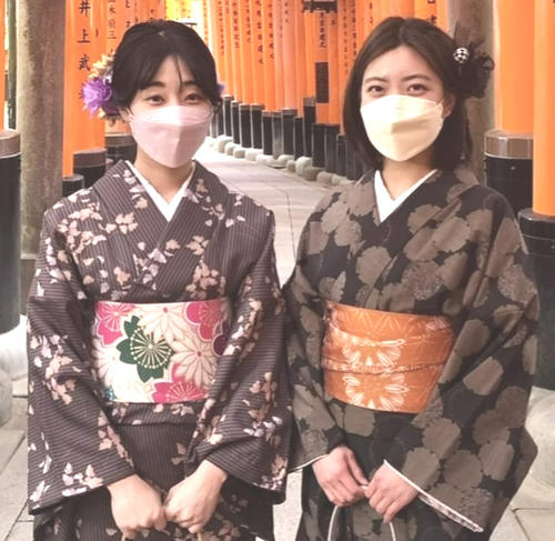 京都旅行での湯浅紀香（左）と川原愛未