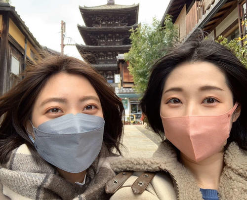 京都観光を満喫する川原愛未（左）と湯浅紀香
