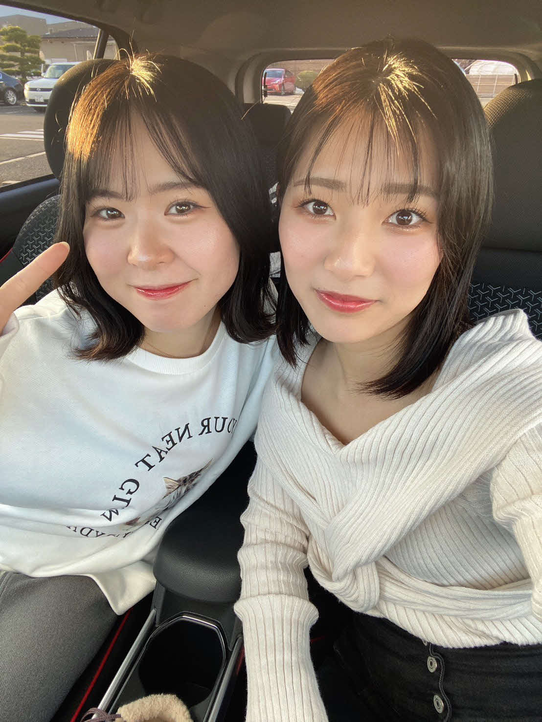 友人と車内でツーショット（右が諏訪玲奈）
