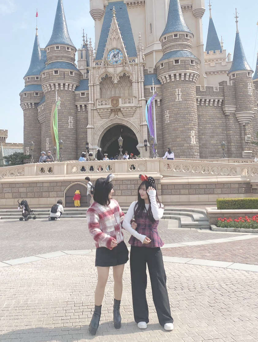 友人とディズニーランドへ行った際の1枚（左が諏訪玲奈）（写真は本人提供）