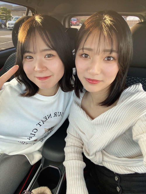 友人と車内でツーショット（右が諏訪玲奈）