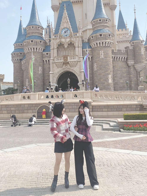 友人とディズニーランドへ行った際の1枚（左が諏訪玲奈）（写真は本人提供）