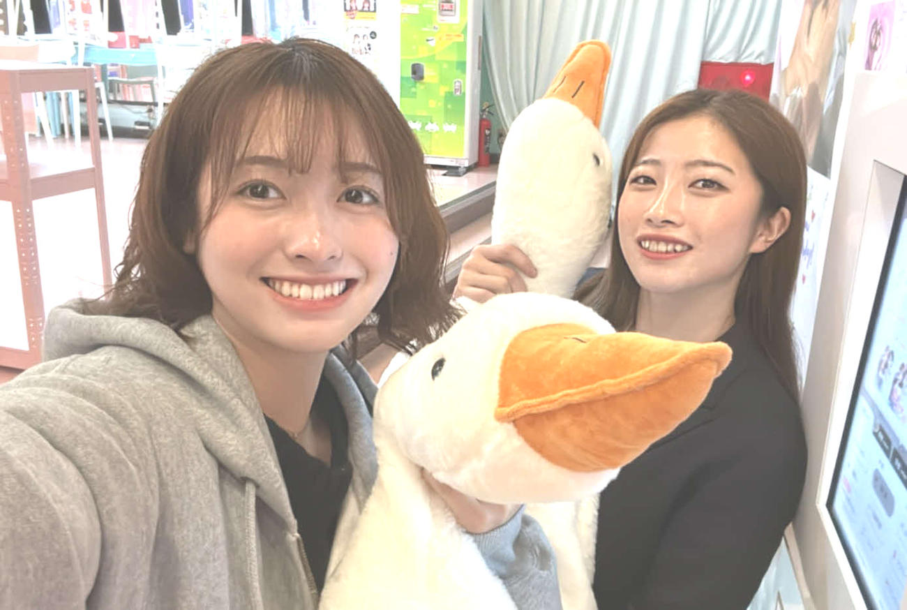 同県同期の根岸真優とゲームセンターで（左が西田）
