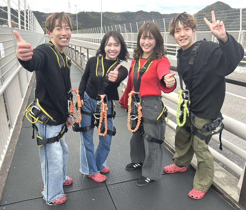 同期の仲間と岐阜でバンジージャンプにチャレンジ！（左から村松将平、西田、中曽瑠華、村松遥輝）