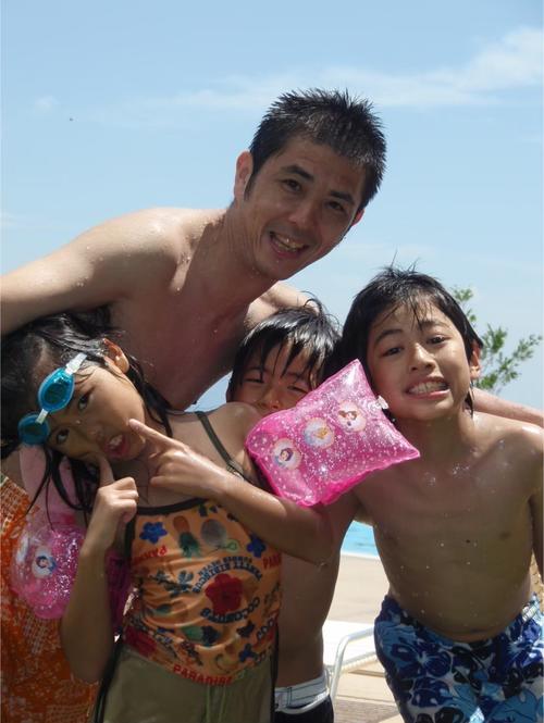 父との家族写真。（左から）慎祐さん、樋江井、弟、兄