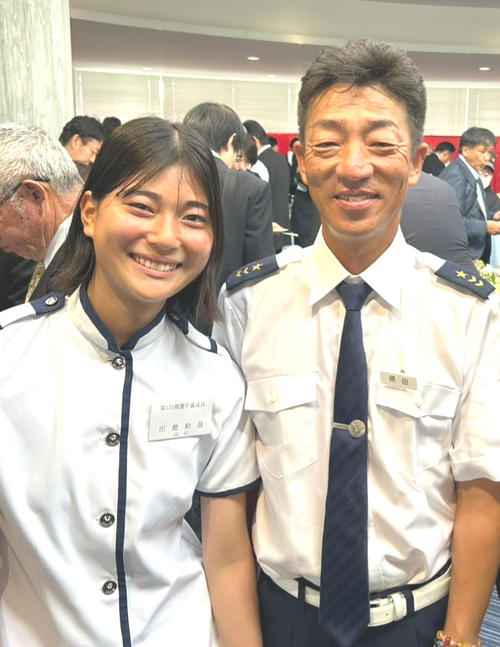 修了式の会食、原田富士男教官（右）と記念撮影