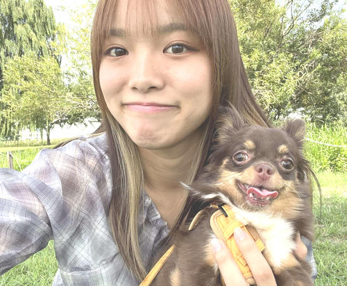 植竹玲奈と愛犬チロル(本人提供)