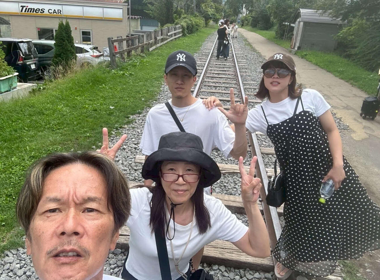 北海道旅行を楽しむ滝沢一家（左から）父・芳行、母・葉子さん、崚、織寧
