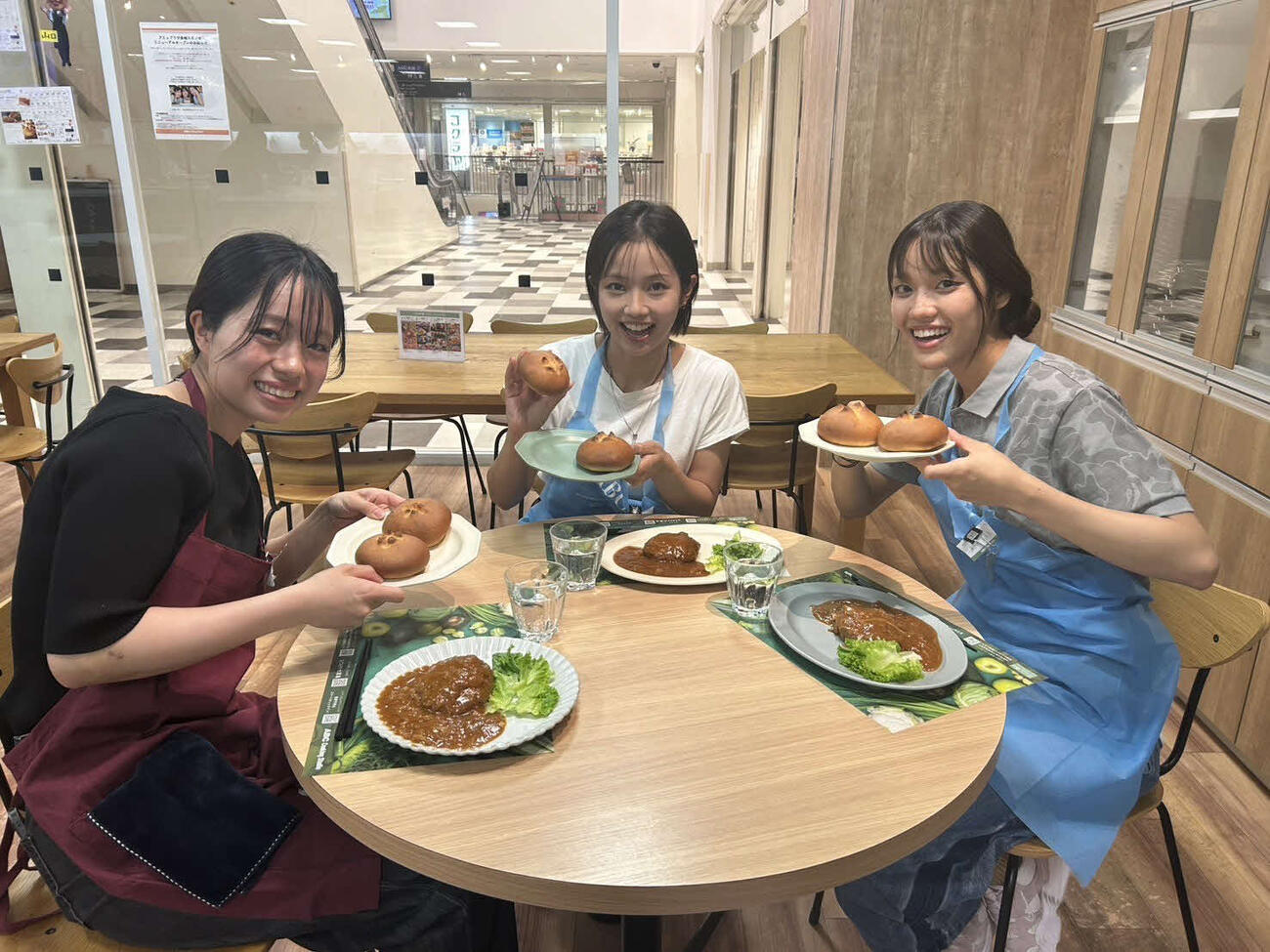 （左から）森陽多、北村寧々、嶋田有里のOmu女3人で行ったお料理教室での1枚