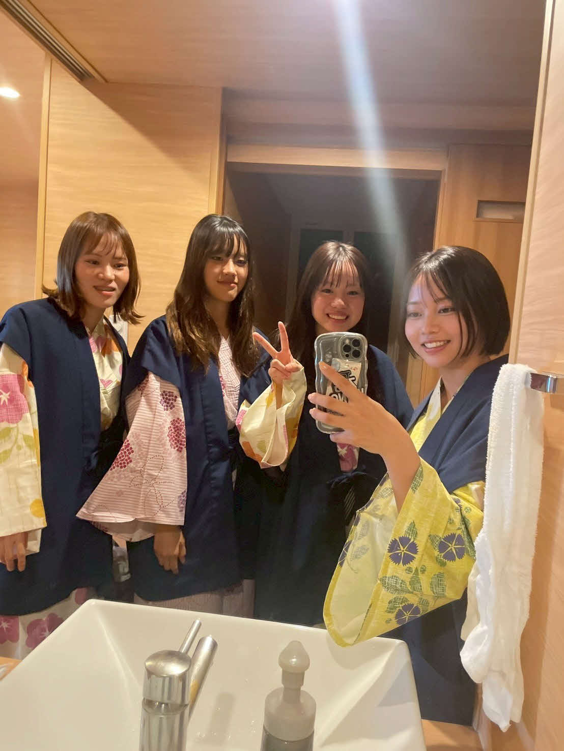 （左から）山口真喜子、嶋田有里、森陽多、北村寧々の4人で旅館を満喫！
