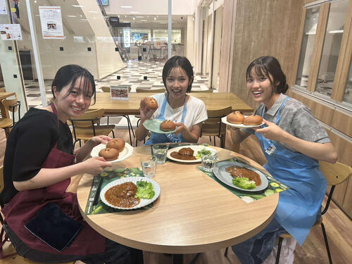 (左から)森陽多、北村寧々、嶋田有里のOmu女3人で行ったお料理教室での1枚