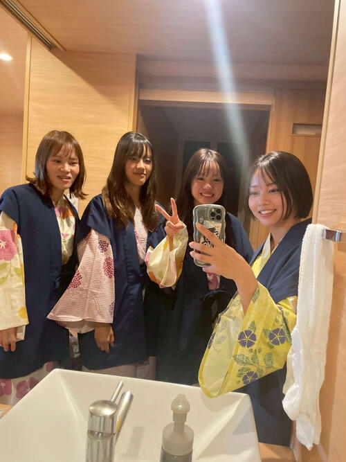 (左から)山口真喜子、嶋田有里、森陽多、北村寧々の4人で旅館を満喫!