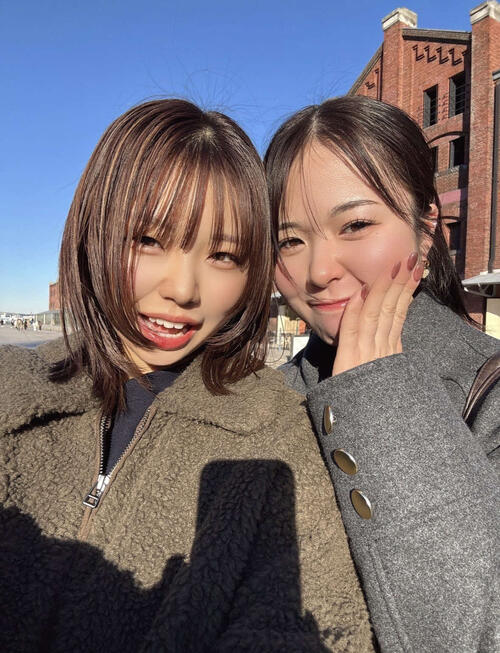 高橋涼夏（左）と赤松咲香。2人で横浜旅行を満喫！