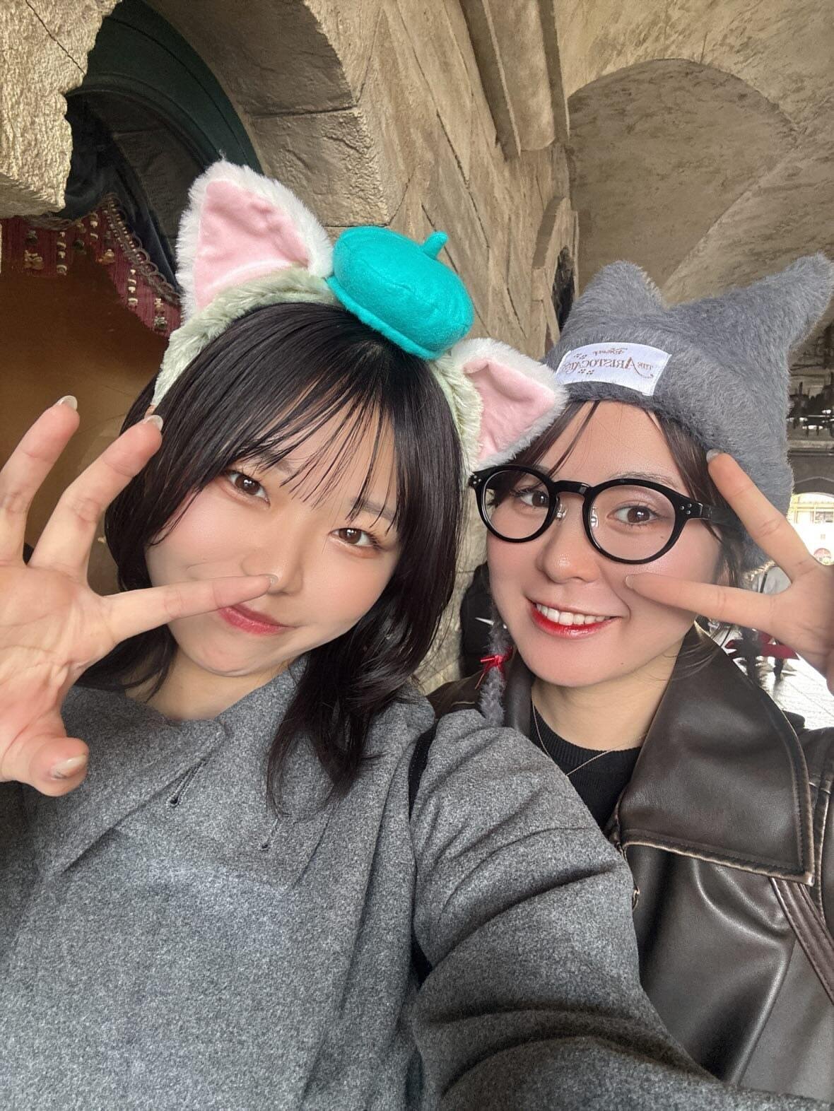 高橋涼夏（左）と赤松咲香がディズニーへ行った時の写真（本人提供）