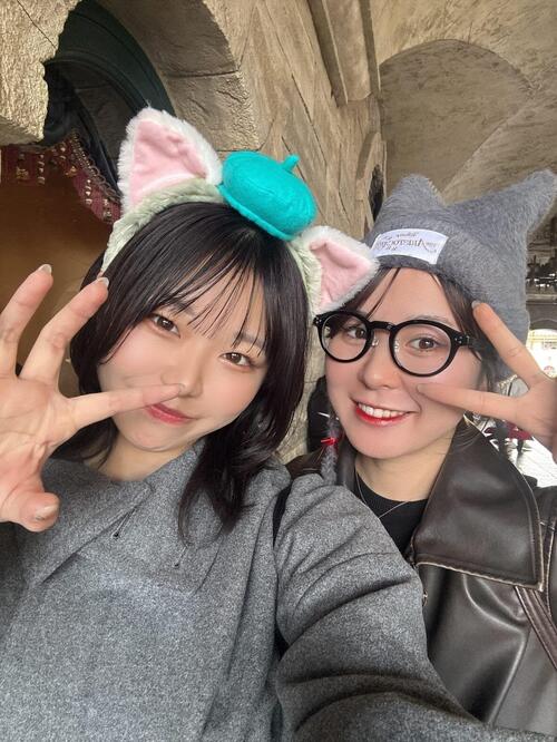 高橋涼夏（左）と赤松咲香がディズニーへ行った時の写真（本人提供）