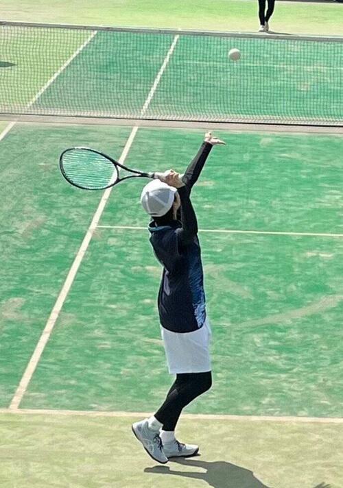 高橋涼夏が高校時代のソフトテニスの大会に出場した時の1枚（本人提供）