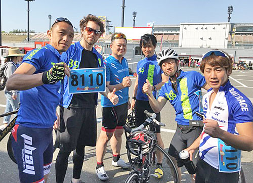 自転車７時間耐久レースに挑んだ毒島誠。右は後輩の関浩哉選手