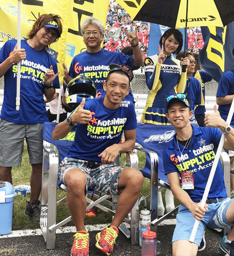 昨年、鈴鹿８耐に出場の青木宣篤さん（前列左）を応援に訪れた毒島誠