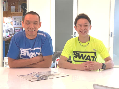 「MotoMap　S.W.A.T」のTシャツを着て笑顔を見せる青木宣篤さんと毒島誠（右）。今年も総監督として鈴鹿8耐（7月）に挑みます。「応援よろしくお願い致します」