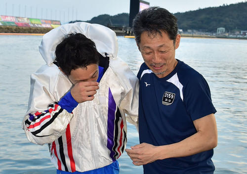 師匠・江口晃生（右）の前で初めてSGを勝った毒島誠