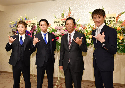 日刊三賞式典後に、受賞メンバーとアロハポーズで記念撮影しました（左から敢闘賞の松田大志郎、技能賞の毒島誠、特別賞の今村豊、殊勲賞の峰竜太）
