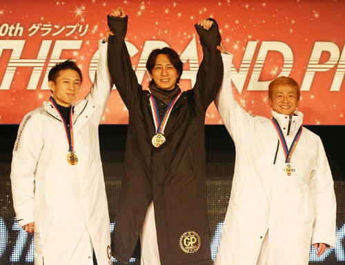 15年グランプリで優勝した山崎智也（中央）とともに喜ぶ、2着の毒島誠（左）と3着の石野貴之（右）