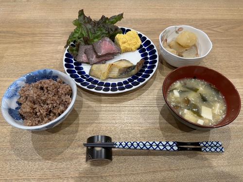 休日は妻が作ってくれたバランスのいい朝食でエネルギーを蓄えてます