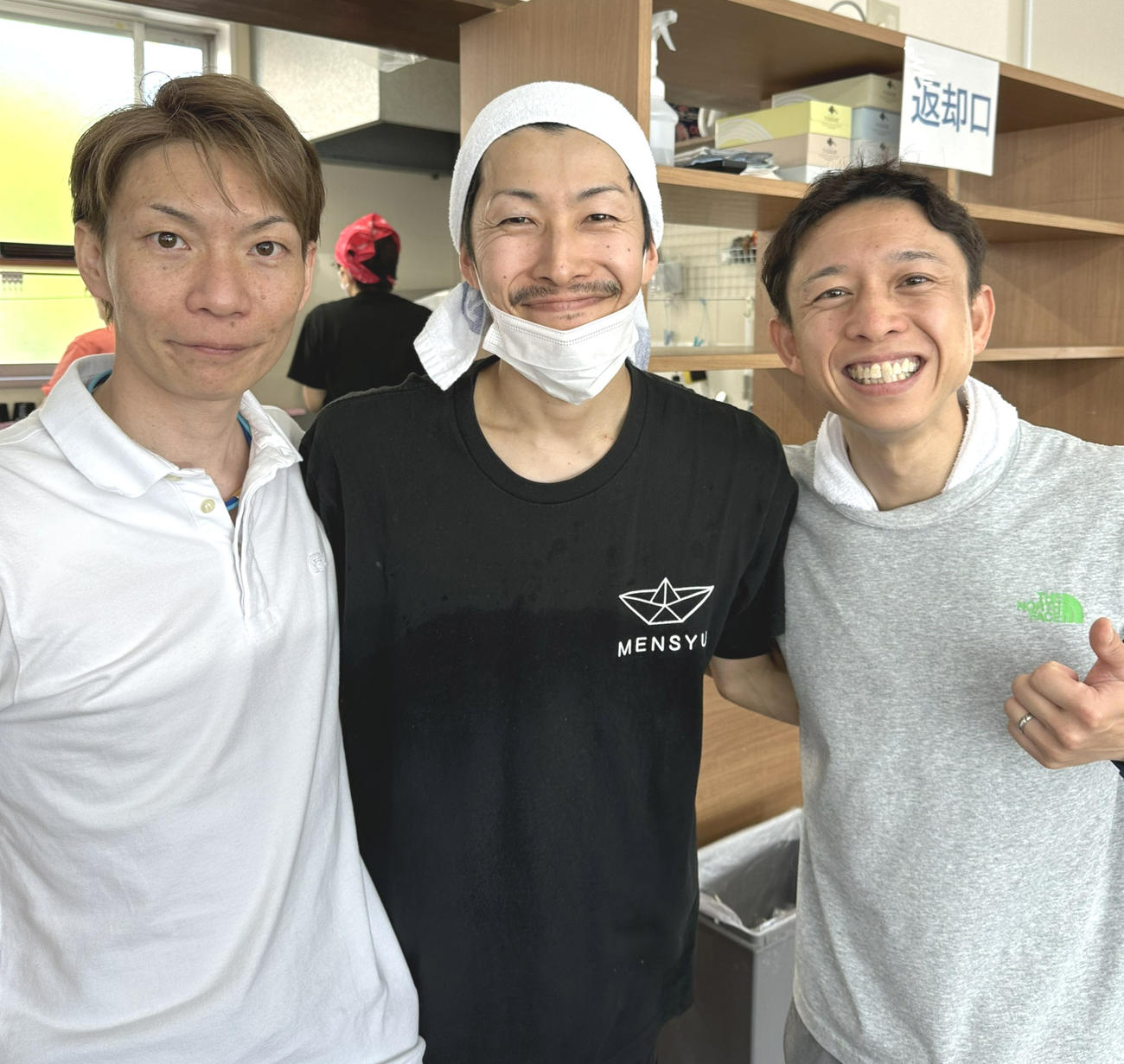 同期スリーショット！讃岐うどん「めん舟」の南部圭史さん（中央）と会えて感激！左は同県同期の亀山雅幸くん