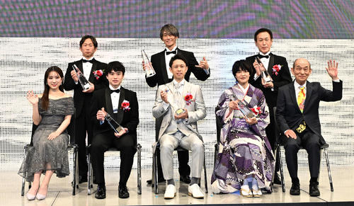 写真撮影に納まる、前列左から矢吹奈子、藤原碧生、毒島誠、遠藤エミ、笹野高史、後列左から中辻崇人、峰竜太、西島義則（2025年2月17日撮影）