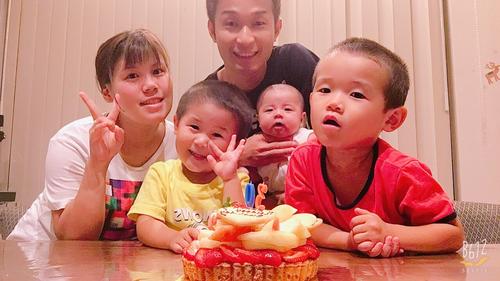 家族団らんの岡村慶太選手と、左から絵理香夫人、2男の颯真（そうま）君、3男の拓海（たくみ）君、長男の煌太（こうた）君
