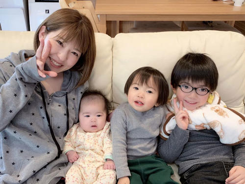 左から奥様の未緒(みお)さん、長女・梨里(りり=4カ月)ちゃん、次男・日向(ひゅうが=2)君、長男・太陽(たいよう=6)君