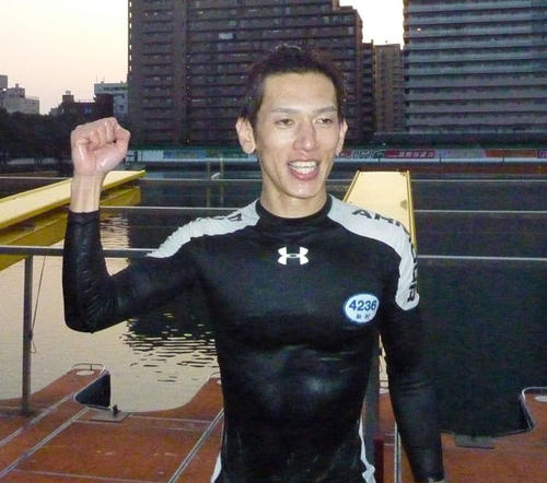 15年3月、平和島でのダイヤモンドカップでG1初優勝を飾り、水神祭の後にガッツポーズの松村敏選手