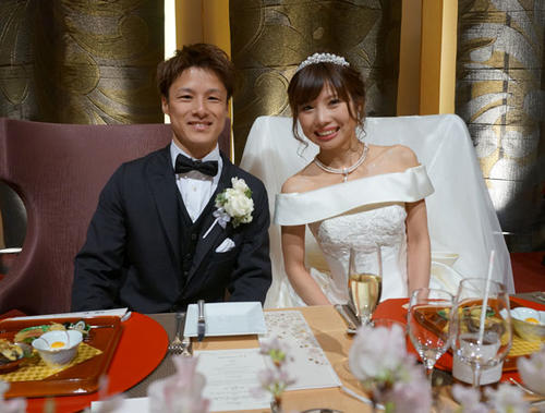 披露宴で幸せいっぱいの富永修一選手と麻紗子夫人