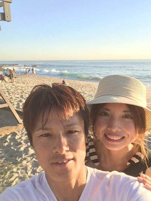 笑顔で写真に収まる富永修一選手と麻紗子夫人