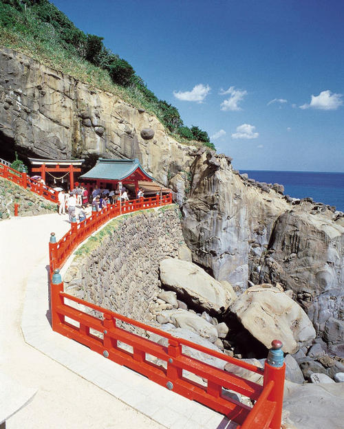 宮崎県日南市にある鵜戸神宮は、海岸沿いの岸壁にあります