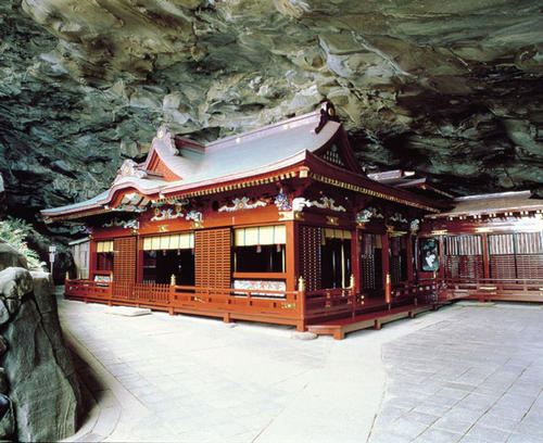 洞窟の中に鎮座する鵜戸神宮の本殿。全国的にも珍しい神社です