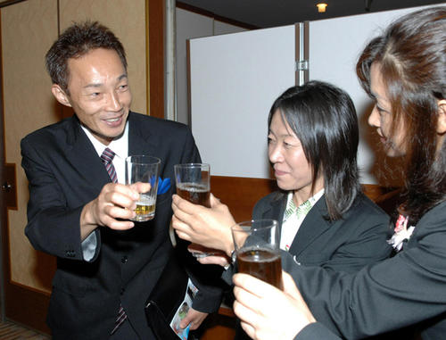07年の引退会見で植木通彦選手（左）は谷川里江選手（中央）、高橋淳美選手と乾杯