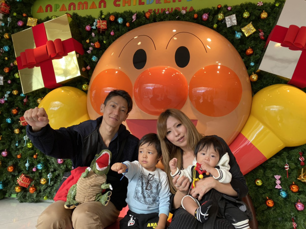 右からご次男の勇成（ゆうせい）君、奥様の由佳さん、ご長男の紘永（ひろと）君と写真に収まる山口貢輝選手